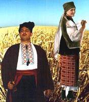 Українці в національних костюмах